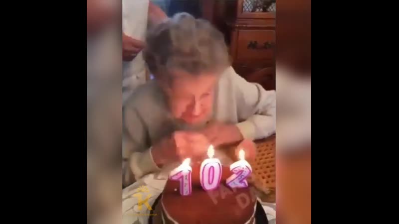 Бабушка задувает свечи 😁