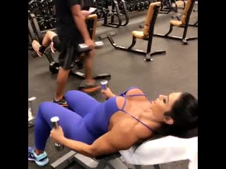 Девушка с необычными формами в спортзале