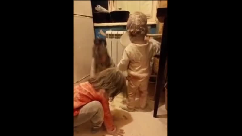 Пока родители смотрят кино полная самозанятость у детей) 😃