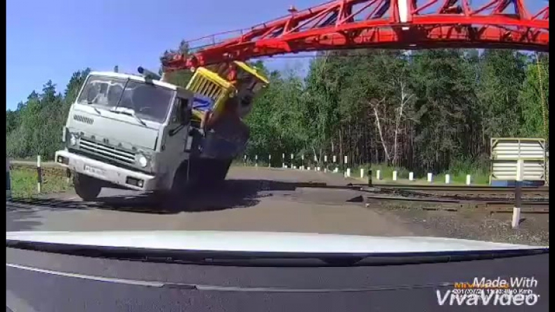 К чему приводит спешка и невнимательность на ж/д переезде