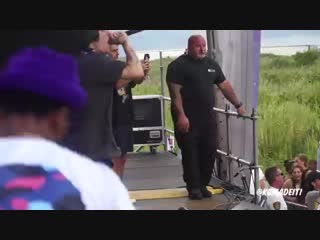 Lil xan pays tribute to xxx tentacion at billboard music festival (on stage