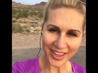 Ryan conner классно поет на пробежке не порно секси сиськи попка