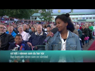 #minallsång gaby bengtsson, sanna nielsen and the audience–sån t är livet (allsång på skansen )