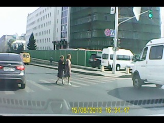 Водитель маршрутного такси чуть не сбивает пешеходов!