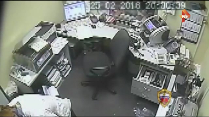 Обнародовано видео, как злоумышленники угрожали сжечь банковское отделение с заложниками