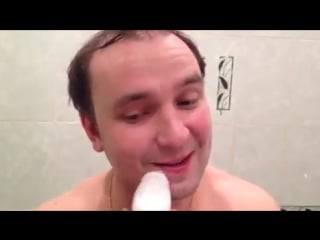 Щётка для глубокого очищения лица skinvigorate™ в мужских руках (360p)