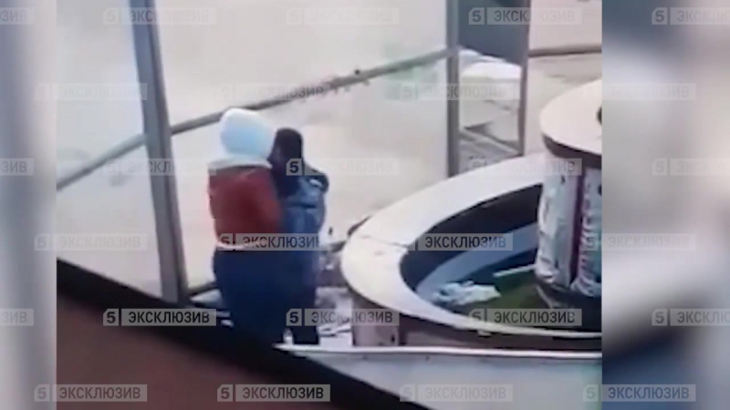 Пара занялась жарким сексом в мороз на улице у аэропорта домодедово