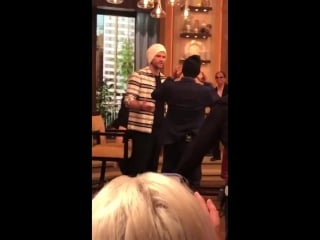 Джаред фотографируется с келли и райаном в шапочках на передаче live with kelly and ryan в нью йорке