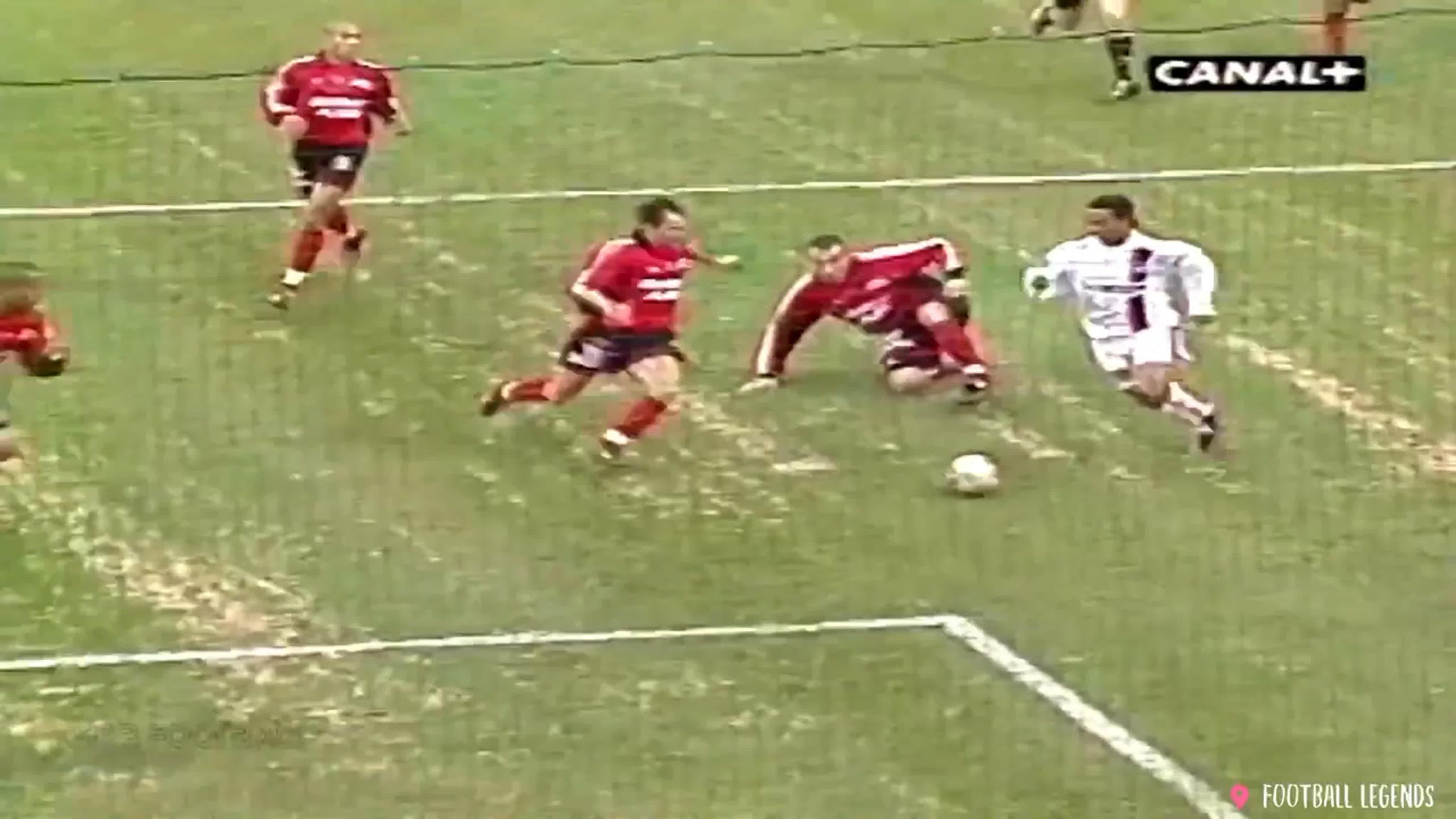 Роналдиньо забил лучший гол во франции по итогам 2003 года, настоящий сеанс  магии, бразилец уничтожил оборону 