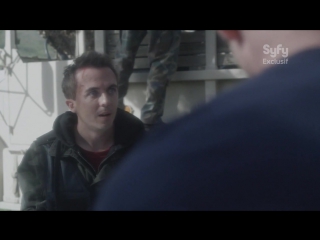 Frankie muniz se fait attaquer par des requins fous dans sharknado 3 !