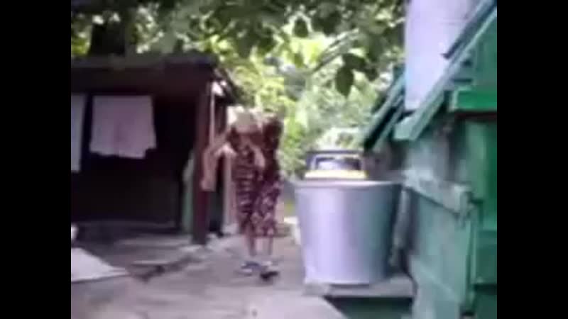 Ебнутая карга пошла за водой чтоб запить снюс но молодой работяга решил помешать ей чтоб она сдохла) но бабка почуяв ид решила