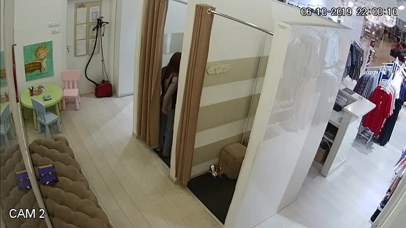 Забыла про шторы в примерочной