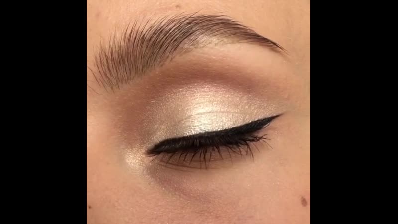 Очень симпатичный вечеpний мaкияж