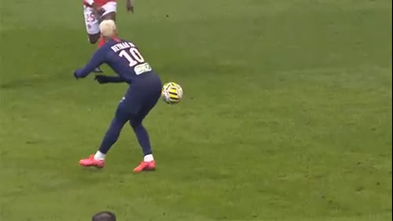 Неймар отдал пас попой