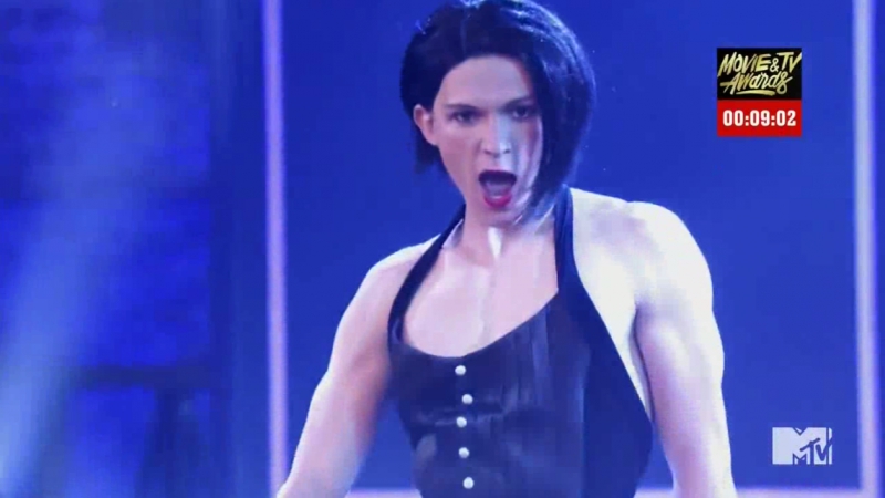 Том холланд в образе рианны в телешоу «lip sync battle»