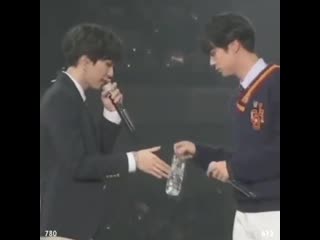 A stressful compilation of yoonjin not really knowing how hands work