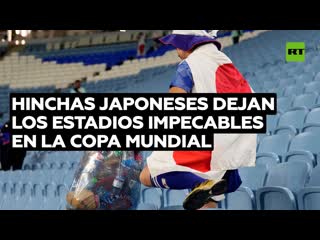 Aficionados japoneses limpian las gradas del mundial de catar