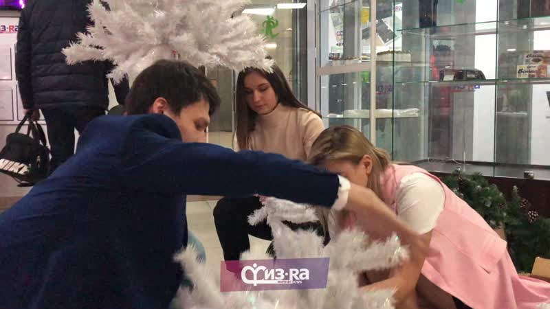 Наряжаем елку в физре!