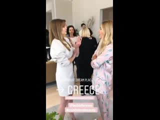 Mais um vídeo de elizabeth olsen conversando com a vassia kostara no brunch da bobbi brown falando sobre o lugar dos sonhos gré