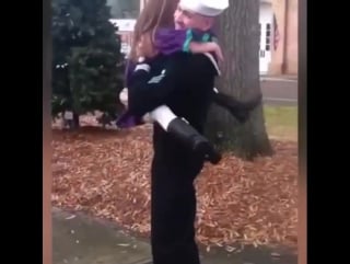 Дочка встречает своего отца после долгой разлуки