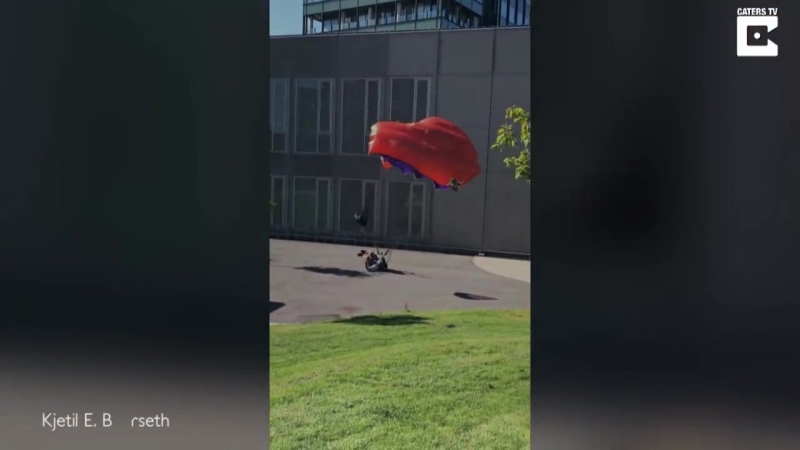 Бейсджампер прыгает с небоскреба