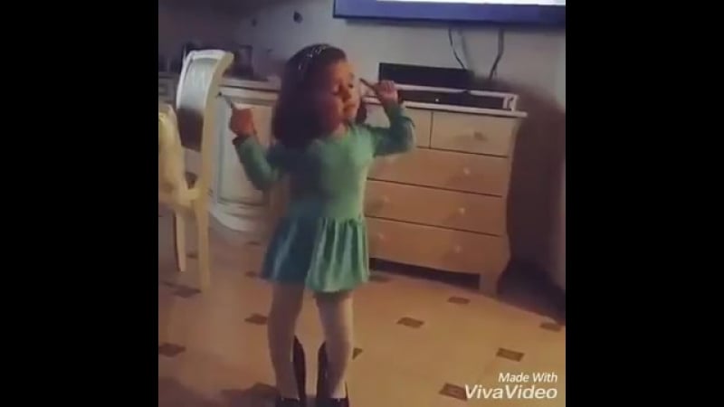 Девочка,танцует под песню вите надо выйти