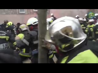 French police charging firefighters, firefighters not having any of it