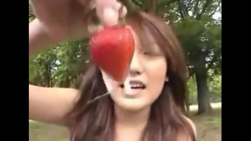 Девушка кушает клубнику со спермой (strawberry cum)