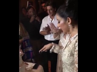 Manisha koirala cutting her birthday cake with srk