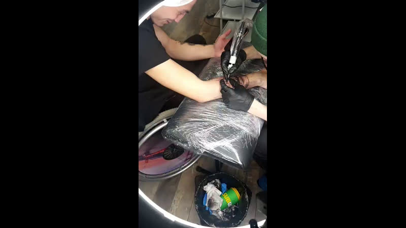 Бандит молодые заставил ученика студии сделать тату и набросился на мастера