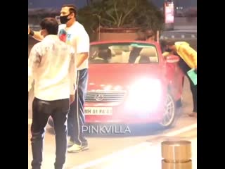 Video 2 king khan @iamsrk and little abram clicked at airport in that red car