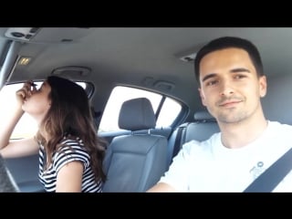 Девушка красится в машине