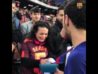 Бускетс подарил футболку своей фанатке