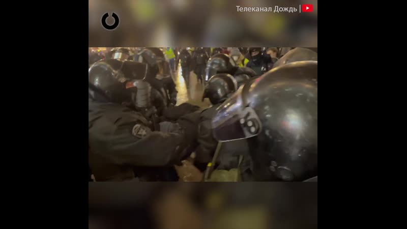 Омоновец очень сильно ударил женщину ногой пострадавшую от удара силовика женщину увели в медпункт на московском вокзале