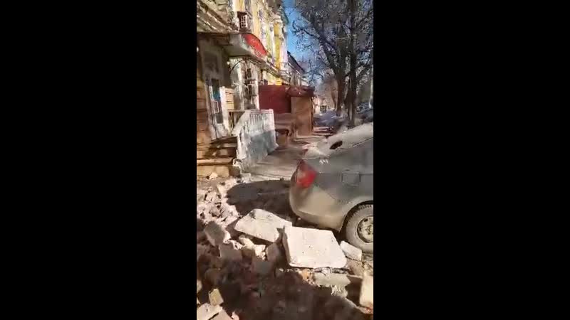 В саратове на пересечении улиц вольской и киселева обрушился карниз двухэтажного жилого дома