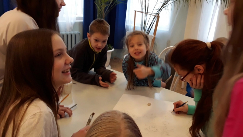 Команда shaurma in the mishura рисует плакат своей команды