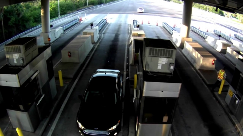 Пассажир вылетел из машины при страшной аварии и выжил