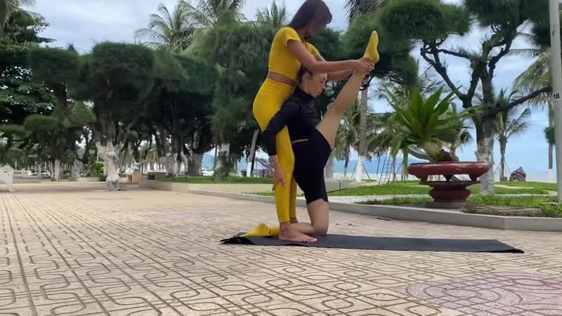 Как сесть на продольный шпагат растягиваем заднее бедро