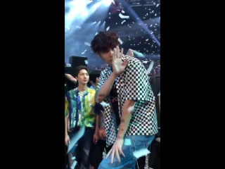 Pentagon was so cute going up the stage for kcon18la finale!