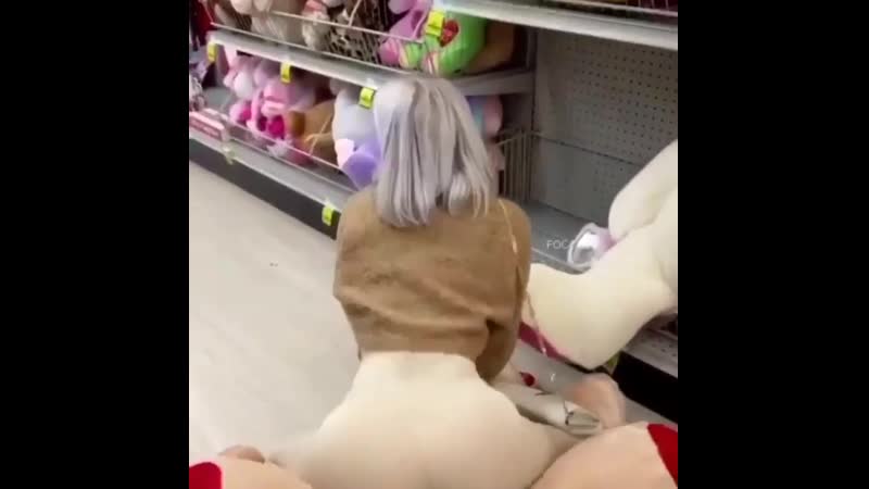 Молодые мишку в магазине !