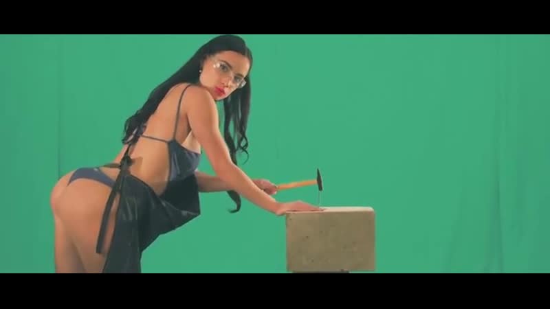 Руководство белорусского завода «белмаш» разрешило своим работницам ходить в купальниках во время жары