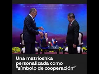Lavrov hace un original regalo al secretario general de la asean