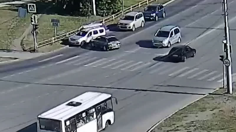 Блондинка на четырке тормозит о ларгус real video