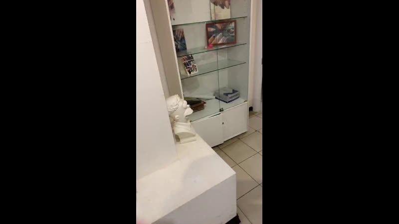 Любовница и жена встречаются в салоне и встречают мужа