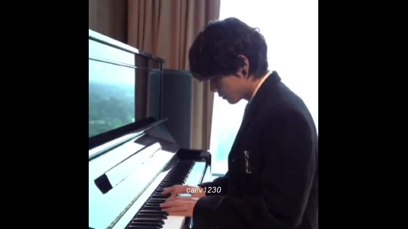 Тэхен играет на пиано bts memories2019 /moon miracle/