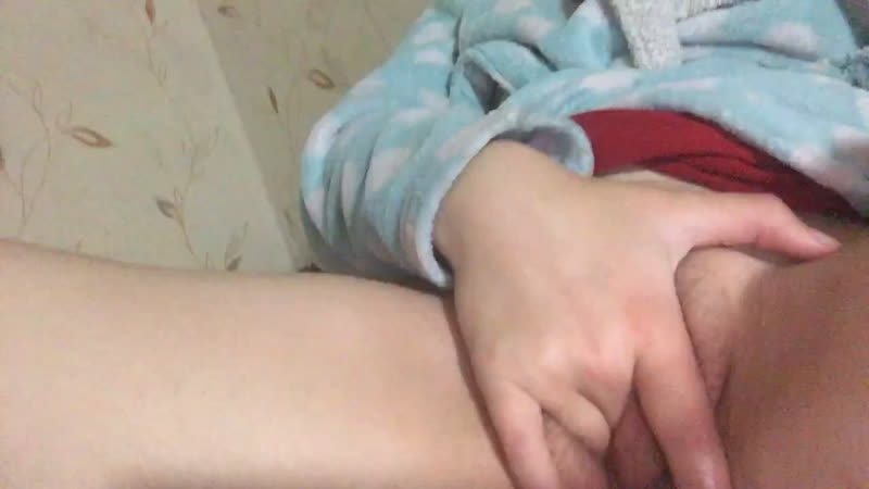 Маструбирует