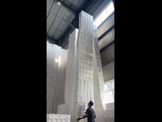 Профессиональный грузчик на складе