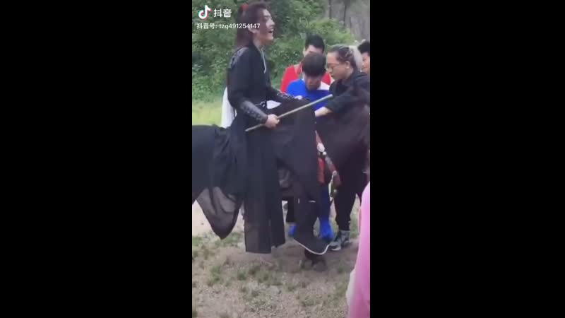 Под юбкой у старейшины илина