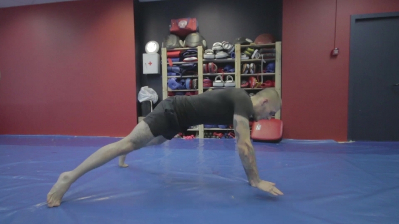 Махи рукой в упоре