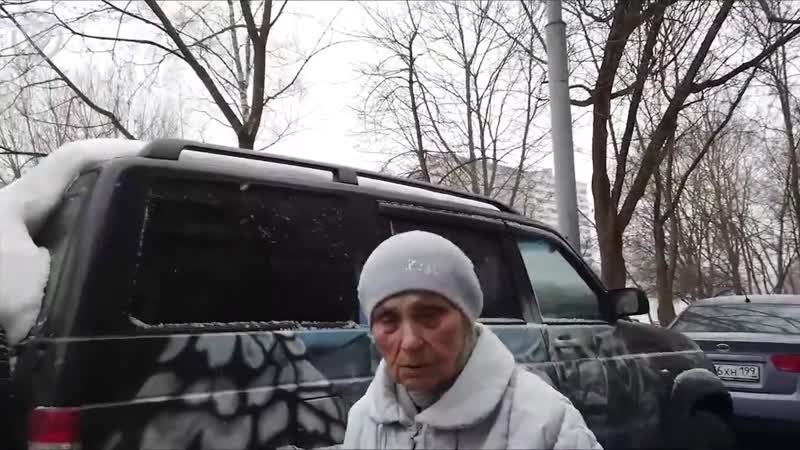 Раздает шоколадки